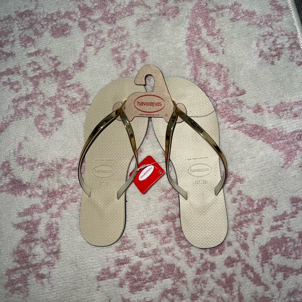 NWT Havaiana sandals size 7/8